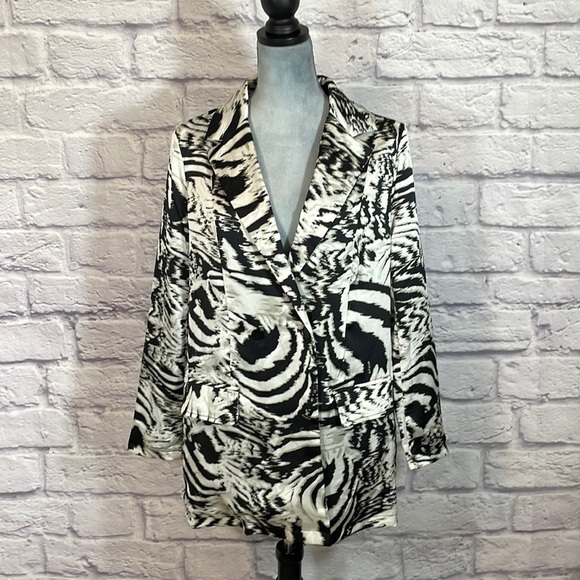 Missguided oversized abstract satin zebra print blazer - Picture 4 of 10